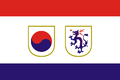 대한연합제국의 국기는 1899년 제정되었다. 좌측 태극문양은 대한제국을, 우측 청룡문양은 만주제국을 상징한다.