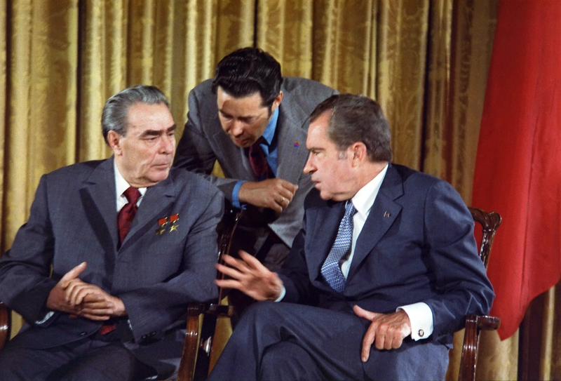 파일:Leonid Brezhnev and Richard Nixon talks in 1973.png