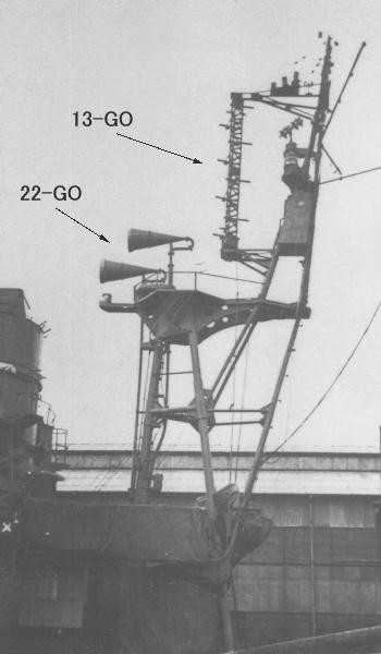 22-GO_and_13-GO_radar_on_forward_mast_of_japanese_destroyer_Harutsuki.jpg