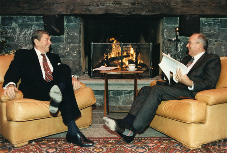 파일:Reagan and Gorbachev hold discussions.jpg