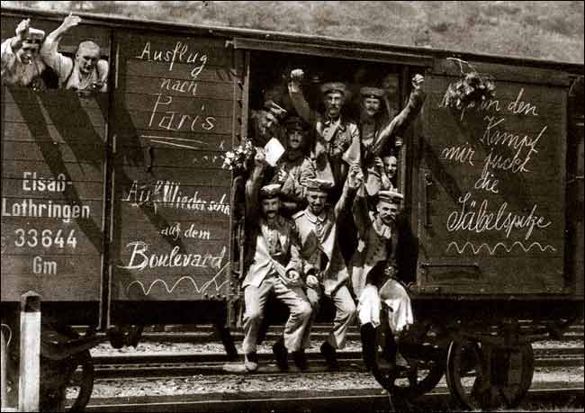 파일:German soldiers in a railroad car on the way to the front during early World War I, taken in 1914. Taken from greatwar.nl site.jpg