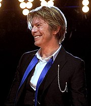 파일:David-Bowie Chicago 2002-08-08 photoby Adam-Bielawski-cropped.jpg