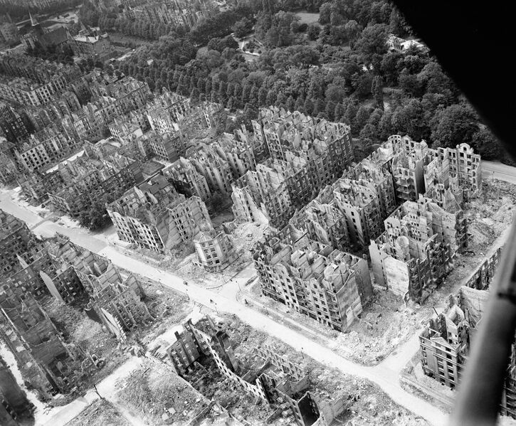 파일:Royal Air Force Bomber Command, 1942-1945. CL3400.jpg